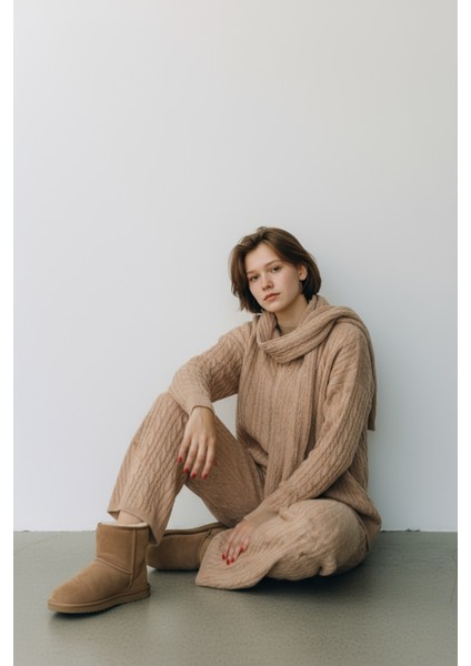 Şık ve Konforlu Tasarımıyla Öne Çıkan, Salaş Kesim Atkı Detaylı Pantolon ve Uzun Kollu Triko Takım fiyatları