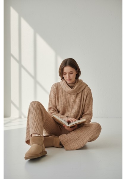 Şık ve Konforlu Tasarımıyla Öne Çıkan, Salaş Kesim Atkı Detaylı Pantolon ve Uzun Kollu Triko Takım indirimleri