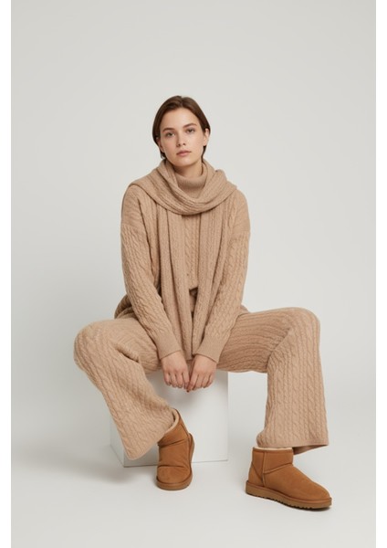 Şık ve Konforlu Tasarımıyla Öne Çıkan, Salaş Kesim Atkı Detaylı Pantolon ve Uzun Kollu Triko Takım