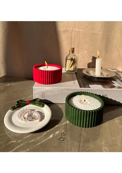 Yılbaşı Konsept Kurdele Görünümlü Dekoratif Tabak ve Inci Toz Mum Set 2’li fiyatları