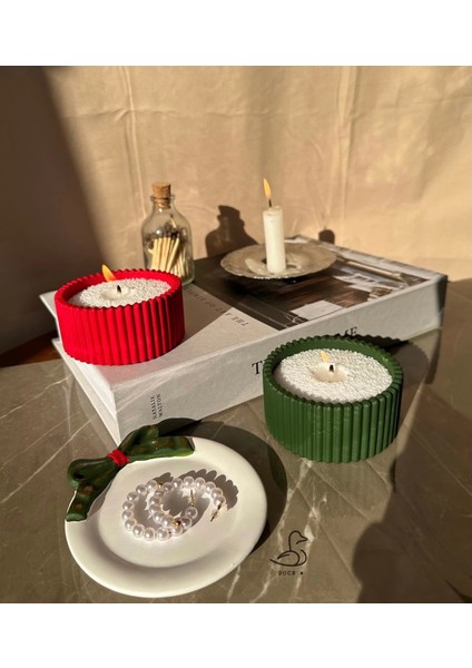 Yılbaşı Konsept Kurdele Görünümlü Dekoratif Tabak ve Inci Toz Mum Set 2’li fırsatları