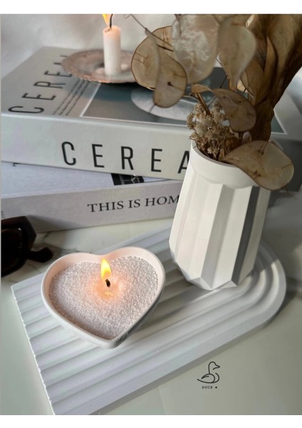 Geometrik Desenli Vazo ve Kalp Görünümlü Inci Tozlu Mumluk Set