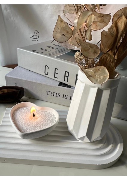 Geometrik Desenli Vazo ve Kalp Görünümlü Inci Tozlu Mumluk Set fırsatları