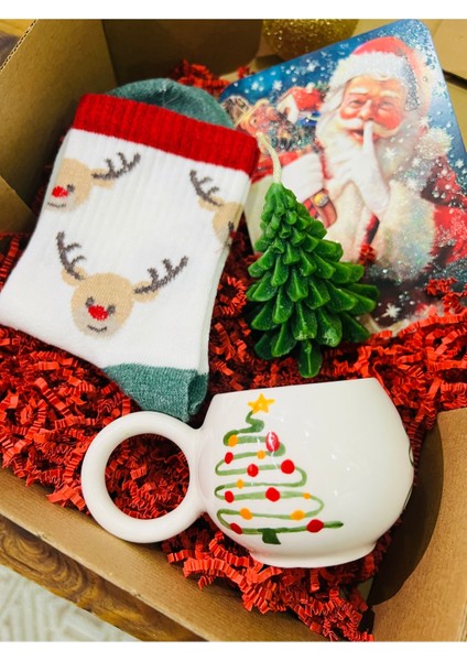 Yılbaşı Temalı Hediye Seti: Fincan, Çorap, Mum, Ağacı ve Bileklik ile Özel Kutu