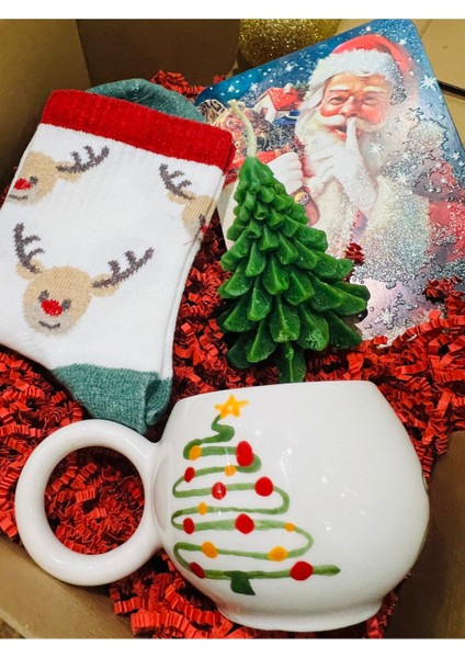 Yılbaşı Temalı Hediye Seti: Fincan, Çorap, Mum, Ağacı ve Bileklik ile Özel Kutu fiyatları