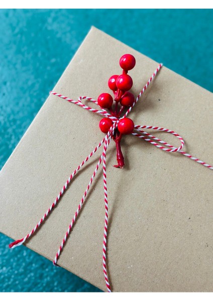 Yılbaşı Temalı Hediye Seti: Fincan, Çorap, Mum, Ağacı ve Bileklik ile Özel Kutu modelleri