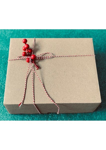 Yılbaşı Temalı Hediye Seti: Fincan, Çorap, Mum, Ağacı ve Bileklik ile Özel Kutu fırsatları