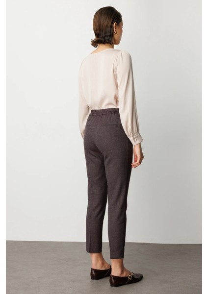 Beli Lastikli Dar Paça Pantolon indirimleri