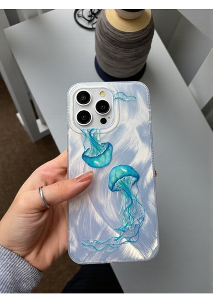 iPhone 15 Pro Max Uyumlu Deniz Anası Desenli Tüylü Hologramlı Silikon Kılıf
