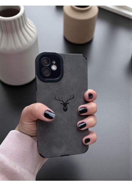iPhone 12 Uyumlu Geyik Desenli Premium Süet Dokulu Kamera Korumalı Kılıf