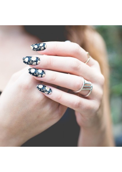 Riosa Tırnak Dövmesi