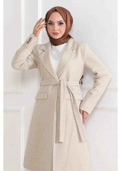 Kaşe Kaban – Uzun Boy Kruvaze Yaka, Kuşaklı Tesettür Kışlık Kaban, Astarlı Şık Yünlü Dokuma Oversize Rahat Kalıp, Cepli Modern Kaşe Mont Modeli - Bej
