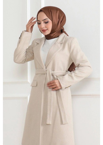Kaşe Kaban – Uzun Boy Kruvaze Yaka, Kuşaklı Tesettür Kışlık Kaban, Astarlı Şık Yünlü Dokuma Oversize Rahat Kalıp, Cepli Modern Kaşe Mont Modeli - Bej fırsatları