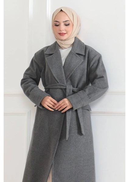 Kaşe Kaban – Uzun Boy Kruvaze Yaka Kuşaklı Tesettür Kaşe Kışlık Kaban, Astarlı Şık Yünlü Dokuma Oversize Rahat Kalıp Cepli Düğmeli Modern Kap Modeli - Gri fırsatları