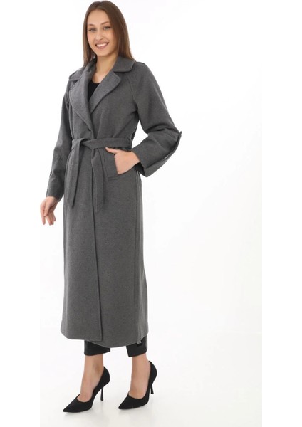 Uzun Kaşe Kaban – Yünlü Dokuma Kaşmir Kumaş, Kruvaze Yaka, Kuşaklı Astarlı Tesettür Uyumlu Şık Kışlık Siyah Model - Füme