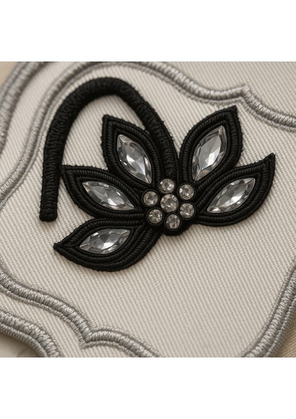 El Emeği Rheia Nakışlı Sunum Matı – Gri-Siyah Floral Motif, Özel Tasarım Kahve Altlığı