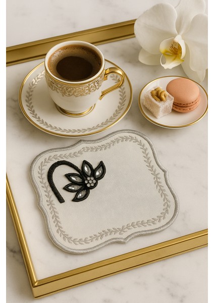 El Emeği Rheia Nakışlı Sunum Matı – Gri-Siyah Floral Motif, Özel Tasarım Kahve Altlığı modelleri