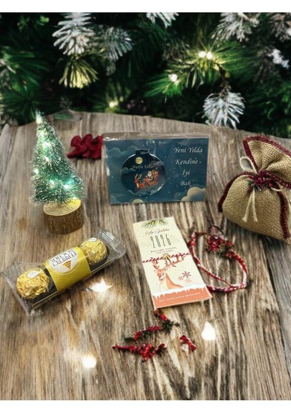 Premium Yeni Yıl Hediye Kutusu Şans Bileklik, Yılbaşı Mumu, Kupa, LED Mini Çam Ağacı, Lavanta, Çikolata fırsatları