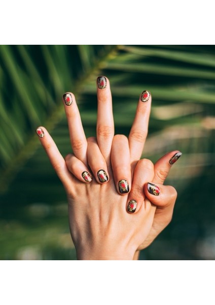 Kırmızı Kalp Tırnak Dövmesi