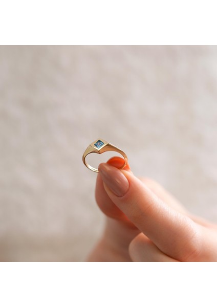 14 Ayar Mavi Taşlı Altın Yüzük