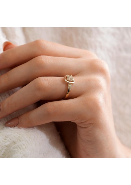 Zarif Baget Taş Detaylı Altın Yüzük modelleri