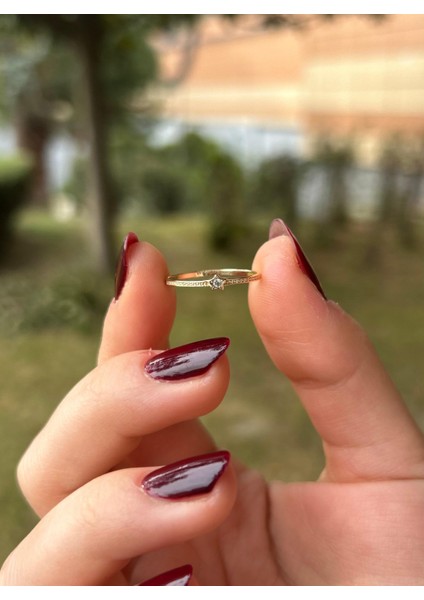 14 Ayar Altın Minimal Taşlı Yıldız Yüzük