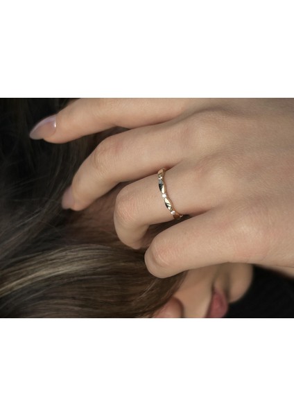14 Ayar Altın Taşlı Minimal Kadın Yüzük