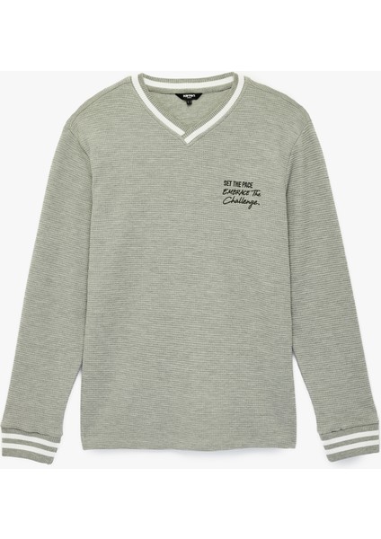 Regular Fit Çizgi Detaylı Nakışlı Dokulu V Yaka Sweatshirt