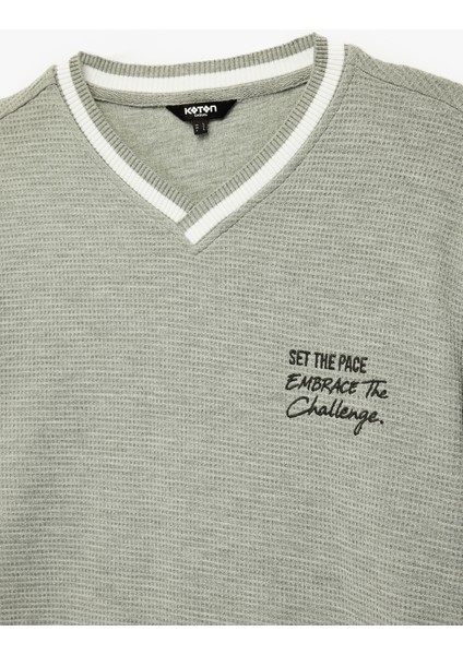 Regular Fit Çizgi Detaylı Nakışlı Dokulu V Yaka Sweatshirt modelleri