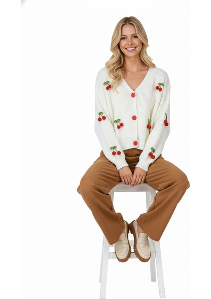 Kadın Kışlık Crop Triko Hırka 3D Kirazlı Modelli Esnek Önü Düğmeli Şirin Tarz modelleri