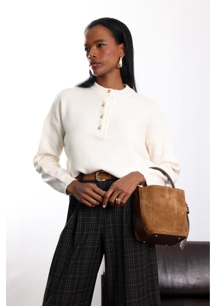 Ekru Dört Düğmeli Triko Kazak 251128