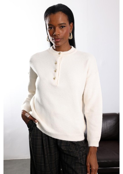 Ekru Dört Düğmeli Triko Kazak 251128 fırsatları