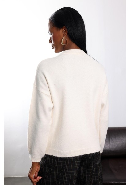 Ekru Dört Düğmeli Triko Kazak 251128 indirimleri