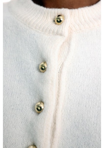 Ekru Dört Düğmeli Triko Kazak 251128