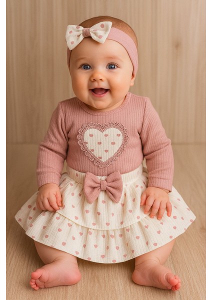 Kız Bebek Minik Kalp Detaylı Etekli Body BANDANA3LÜ Kız Bebek Set