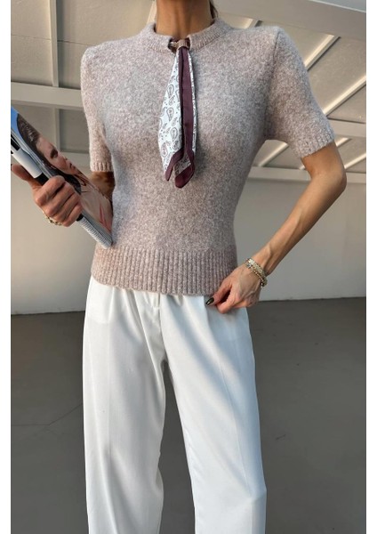 Yakası Fularlı Kısa Kol Bej Triko Kadın Kazak
