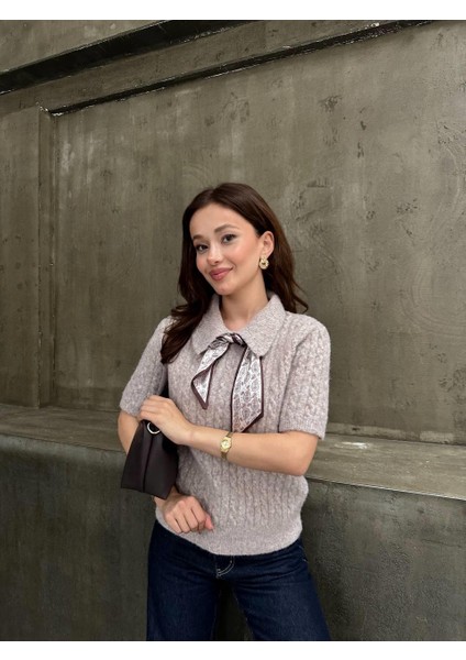 Yakası Fularlı Örgü Desen Kısa Kol Bej Triko Kadın Kazak