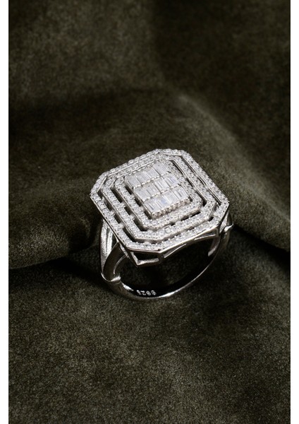 925 Ayar Gümüş 3 Sıralı Taş Döşemeli Büyük Baget Yüzük fırsatları