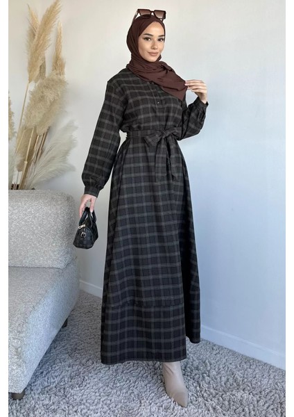 Ön Yarım Düğmeli Bel Kuşaklı Ekose Desenli Tesettür Elbise P-00019577