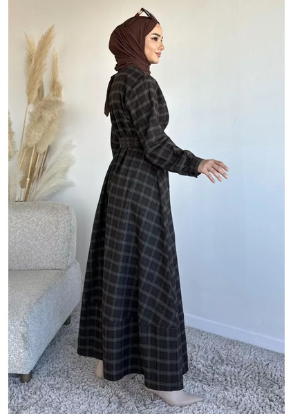Ön Yarım Düğmeli Bel Kuşaklı Ekose Desenli Tesettür Elbise P-00019577 fırsatları