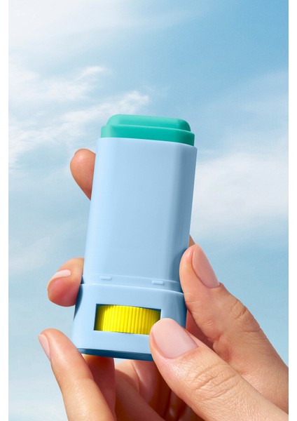 Sun Lovers SPF50 stick güneş koruyucu, nemlendirici etkisiyle cilde canlı ve sağlıklı bir görünüm sağlar