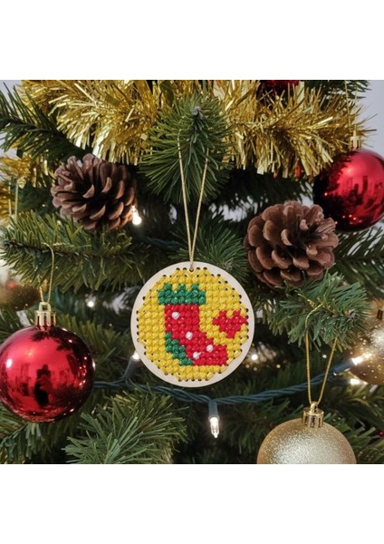 2648 El Yapımı Kanaviçe Işlemeli Çorap Temalı Ahşap Yılbaşı Süsü