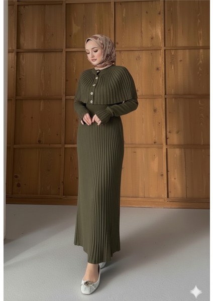 Kadın Pelerin ve Düğme Detaylı Beli Lastikli Sık Örgü Pileli Uzun Triko Elbise