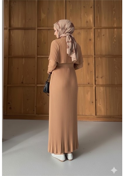 Kadın Pelerin ve Düğme Detaylı Beli Lastikli Sık Örgü Pileli Uzun Triko Elbise fırsatları