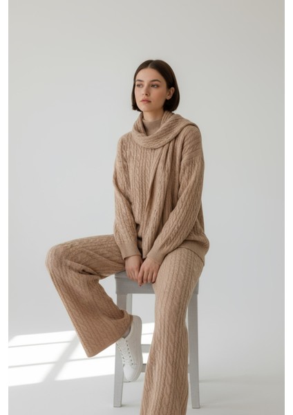 Şık ve Konforlu Tasarımıyla Öne Çıkan, Salaş Kesim Atkı Detaylı Pantolon ve Uzun Kollu Triko Takım modelleri