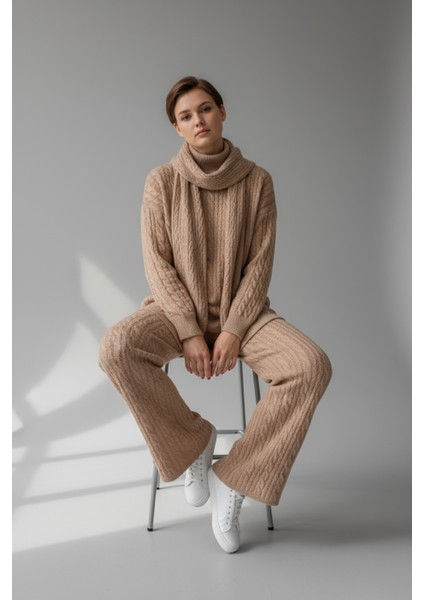 Şık ve Konforlu Tasarımıyla Öne Çıkan, Salaş Kesim Atkı Detaylı Pantolon ve Uzun Kollu Triko Takım fırsatları