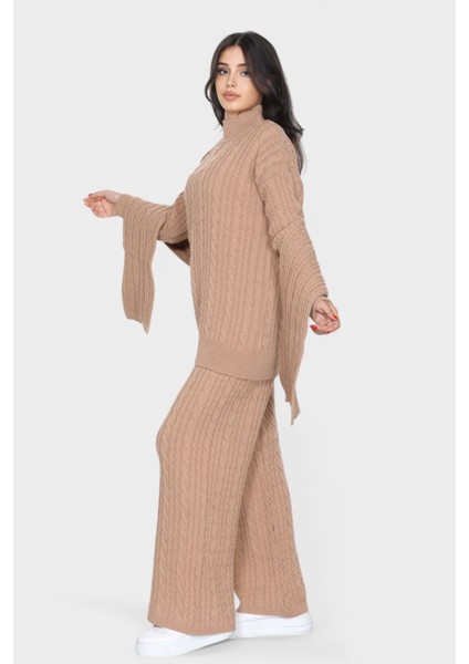 Şık ve Konforlu Tasarımıyla Öne Çıkan, Salaş Kesim Atkı Detaylı Pantolon ve Uzun Kollu Triko Takım