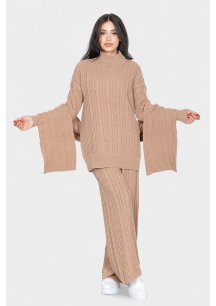 Şık ve Konforlu Tasarımıyla Öne Çıkan, Salaş Kesim Atkı Detaylı Pantolon ve Uzun Kollu Triko Takım