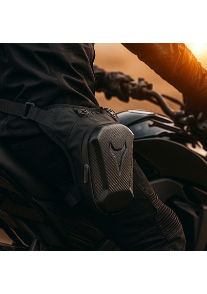 Karbon Desenli Motorcu Bacak Çantası – Su Geçirmez, Darbe Korumalı, Ayarlanabilir Kayışlı, Çok Bölmeli Motosiklet Çantası