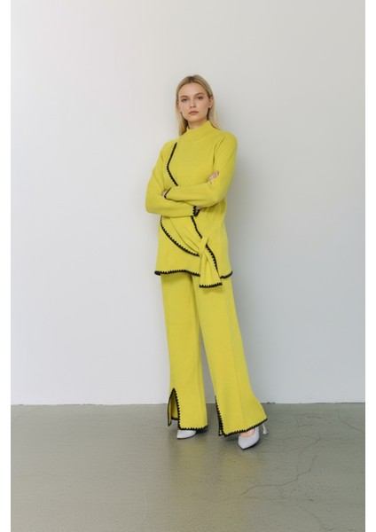 Asimetrik Şerit Desenleri ve Paça Yırtmaç Detaylarıyla Modern Tasarım Triko Ikili Takım - Sarı